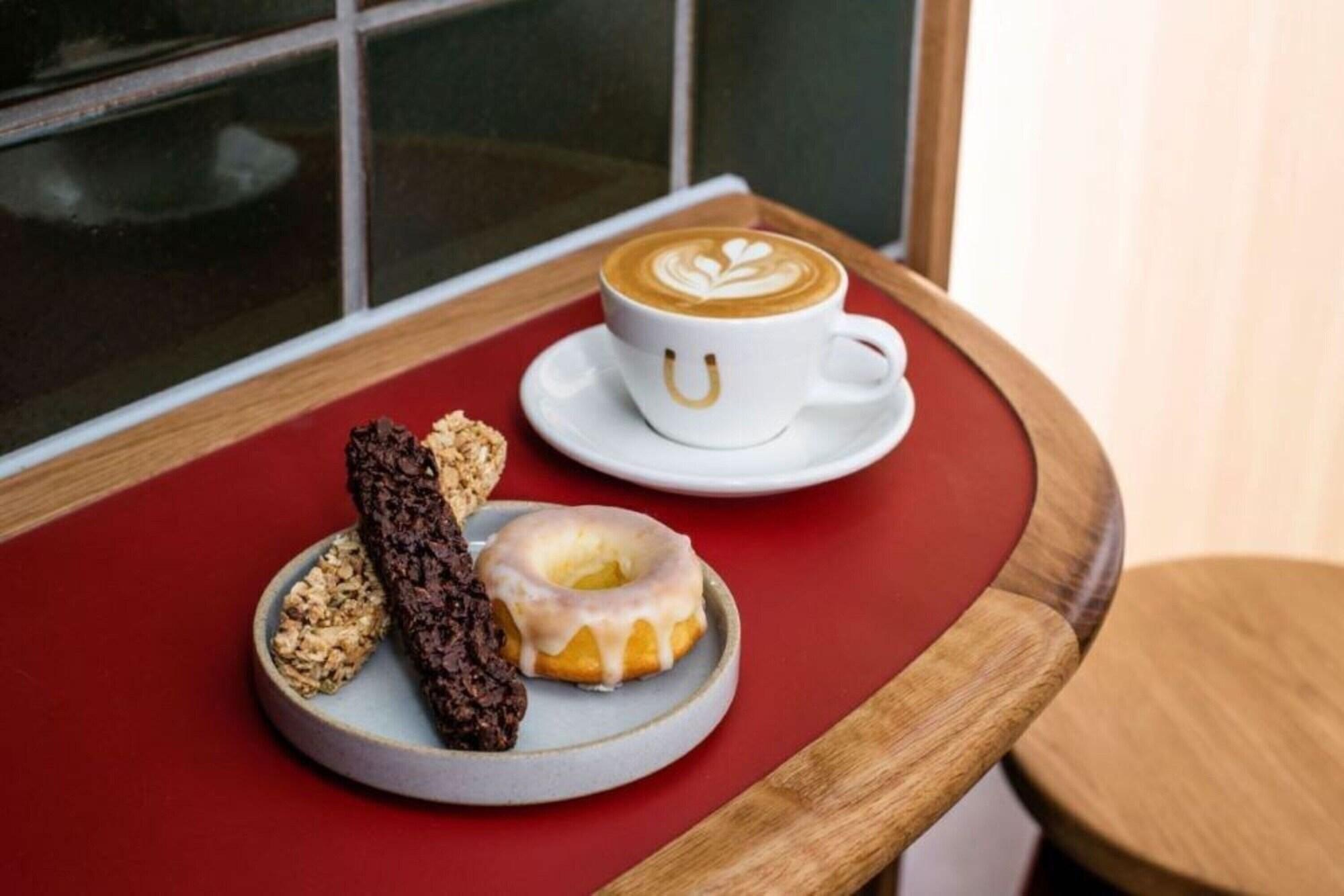Ace Hotel Kyoto Ngoại thất bức ảnh A coffee and a pastry at a café